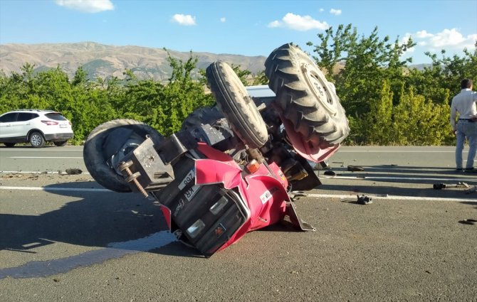 Malatya'da traktör ile otomobil çarpıştı: 2 yaralı