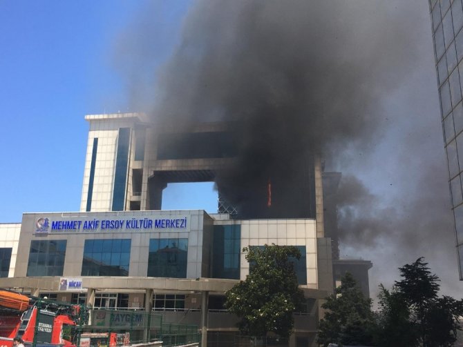 Bayrampaşa Mehmet Akif Ersoy Kültür Merkezinde korkutan yangın