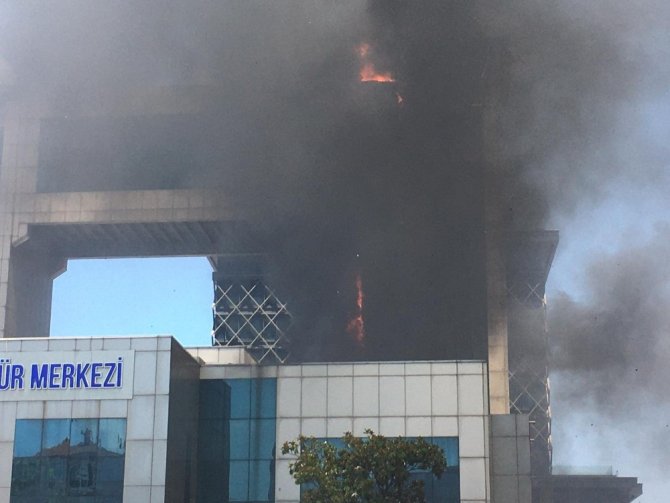 Bayrampaşa Mehmet Akif Ersoy Kültür Merkezinde korkutan yangın