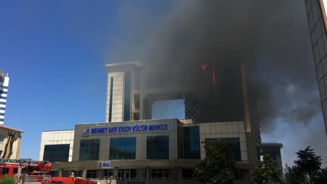 Bayrampaşa Mehmet Akif Ersoy Kültür Merkezinde korkutan yangın