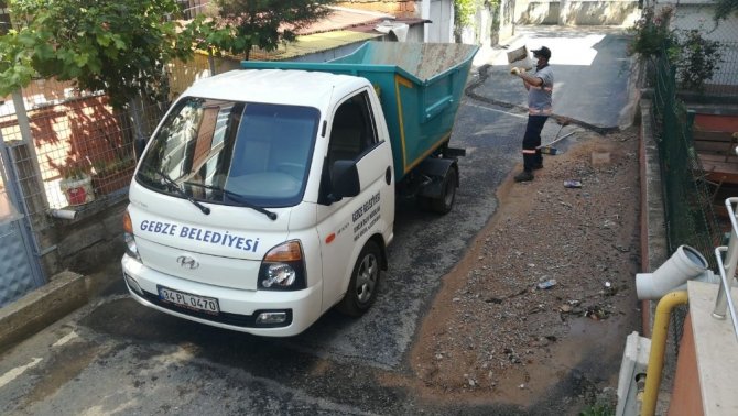 Gebze Belediyesi su baskının izlerini siliyor