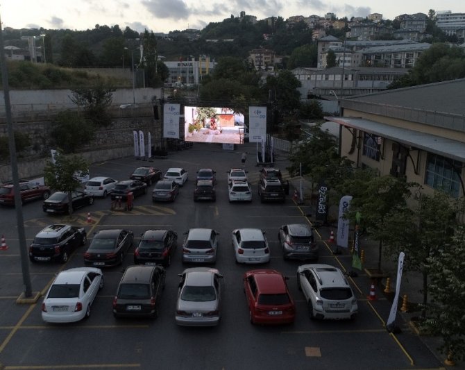 Arabalı açık hava sinemasında bu hafta “Olanlar Oldu” izlendi