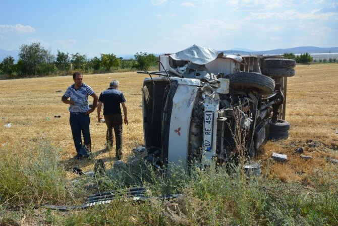 Antalya’da otomobil hurdaya döndü: 1 ölü,1 yaralı