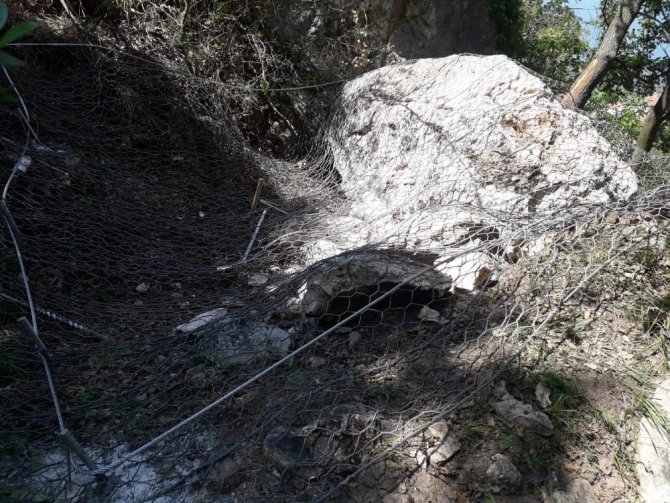 Bursa İznik’te düşme tehlikesi bulunan dev kaya çelik tellerle sarıldı