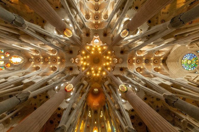 İspanya’da ünlü Sagrada Familia Bazilikası, salgında görev alanlar için yeniden açıldı