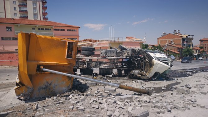 Malatya'da devrilen çakıl yüklü kamyonun sürücüsü ağır yaralandı