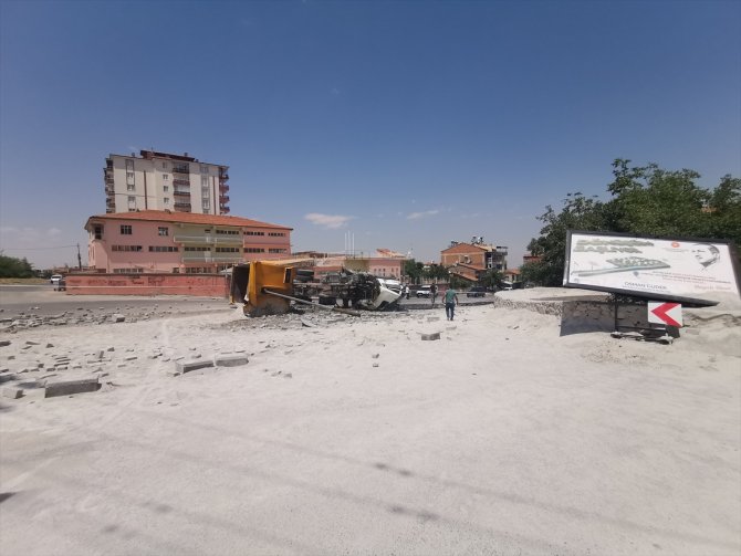 Malatya'da devrilen çakıl yüklü kamyonun sürücüsü ağır yaralandı