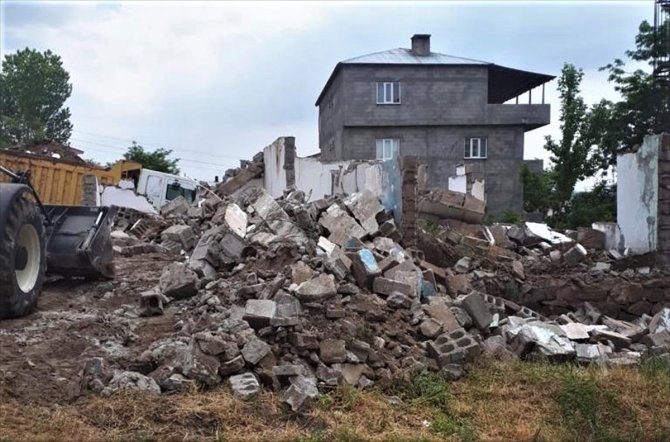 Özalp Belediyesi ilçedeki metruk binaları yıktı