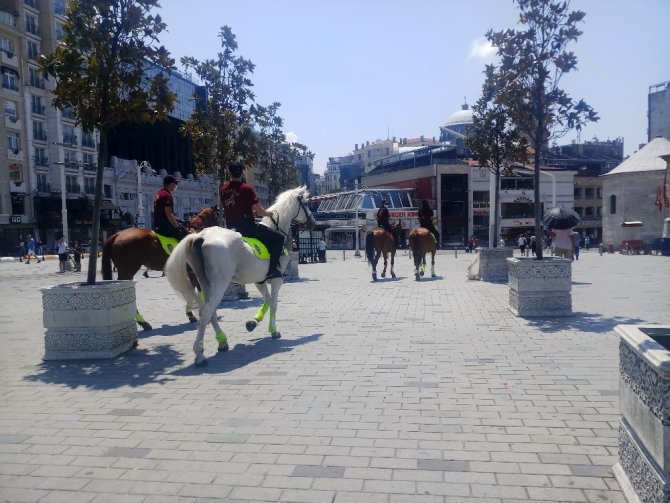 Atlı polislerden Taksim’de maske ve sosyal mesafe denetimi