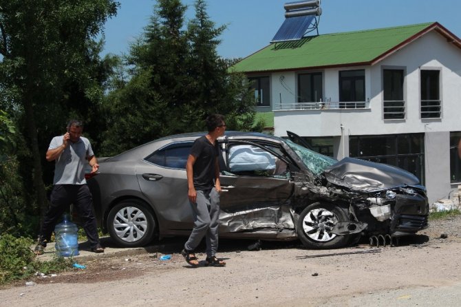 Kocaeli’de hafif ticari araçla otomobil kafa kafaya çarpıştı: 2’si çocuk 5 yaralı