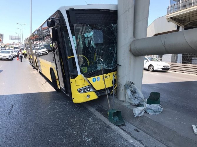 İETT otobüsü metrobüs köprüsüne çarptı: 19 yaralı