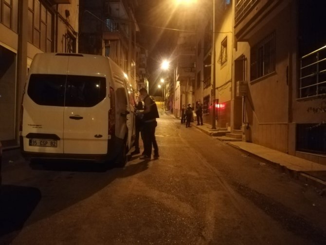 İzmir’de kaçak alkol içtiği iddia edilen kişi hastaneye kaldırıldı