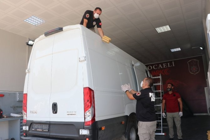 Kocaeli’de panelvan aracın tavanında 375 kilogram eroin ele geçirildi