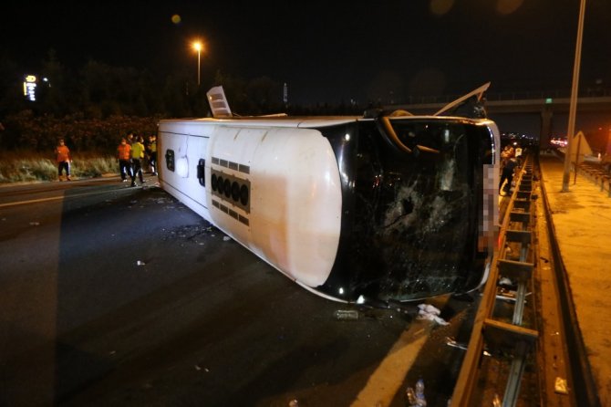 Devrilen otobüsün kilitlediği TEM Otoyolu trafiğe açıldı