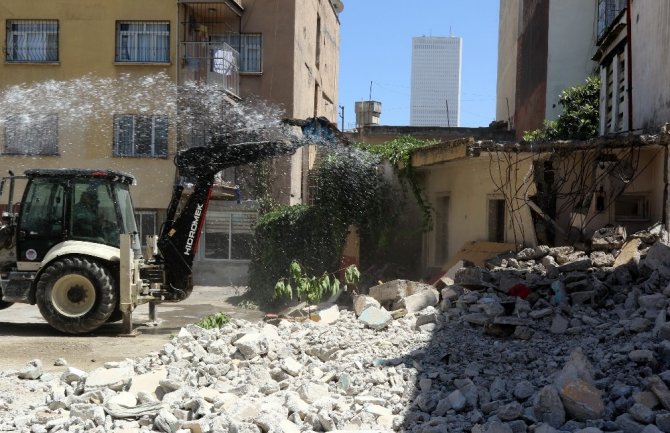 Akdeniz’de iki metruk binanın yıkımı gerçekleştirildi