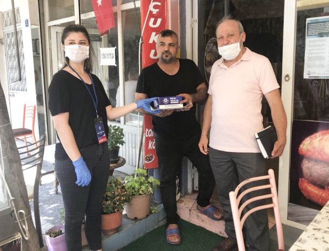 Büyükşehir maske ve dezenfektan dağıtımına devam ediyor