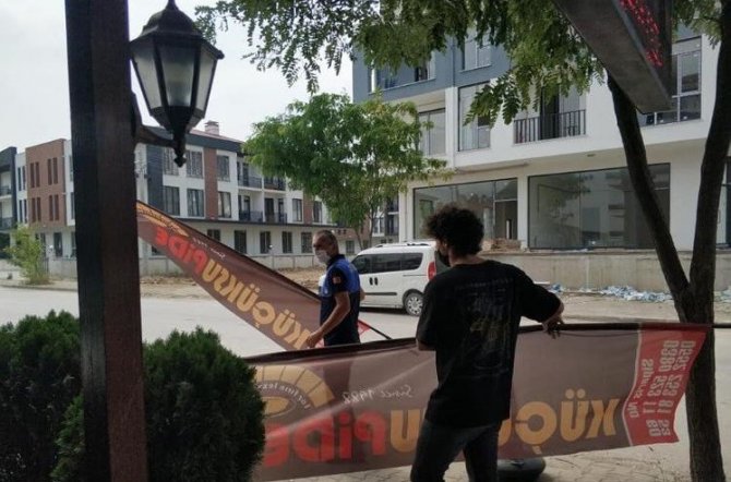 Düzce’de Zabıta ekipleri reklam bayraklarını topladı