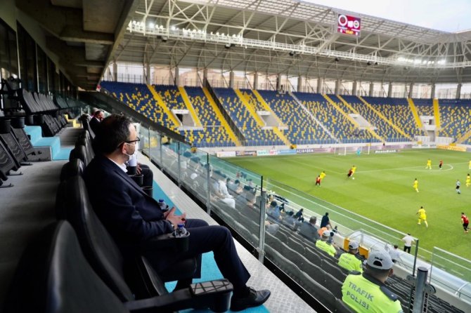 Bakan Kasapoğlu, Gençlerbirliği-Fenerbahçe maçını tribünden takip etti