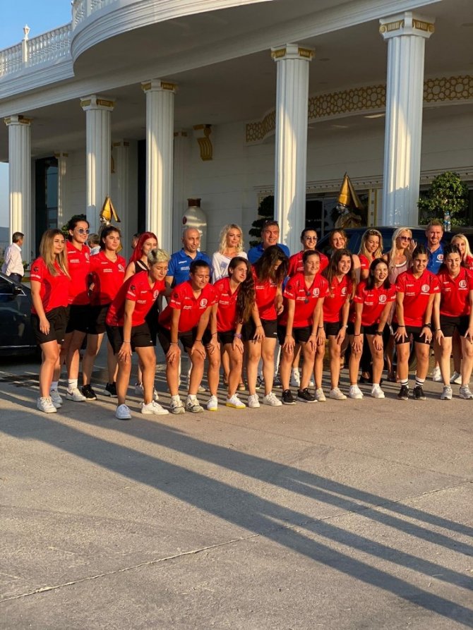 Kadın Futbol Takımından Şahin Kırbıyık’a moral ziyareti