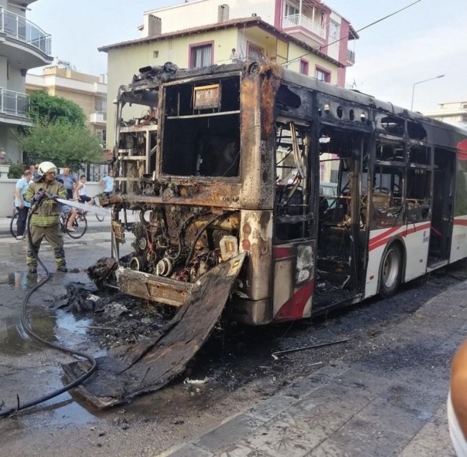 İzmir’de faciadan dönüldü, belediye otobüse alev alev yandı