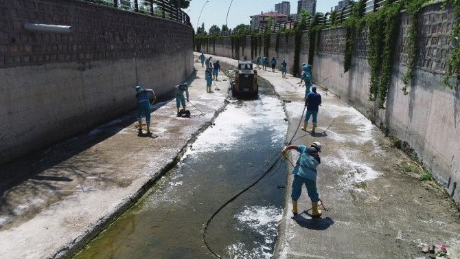Daha sağlıklı çevre için Kocasinan’da kanallar temizleniyor