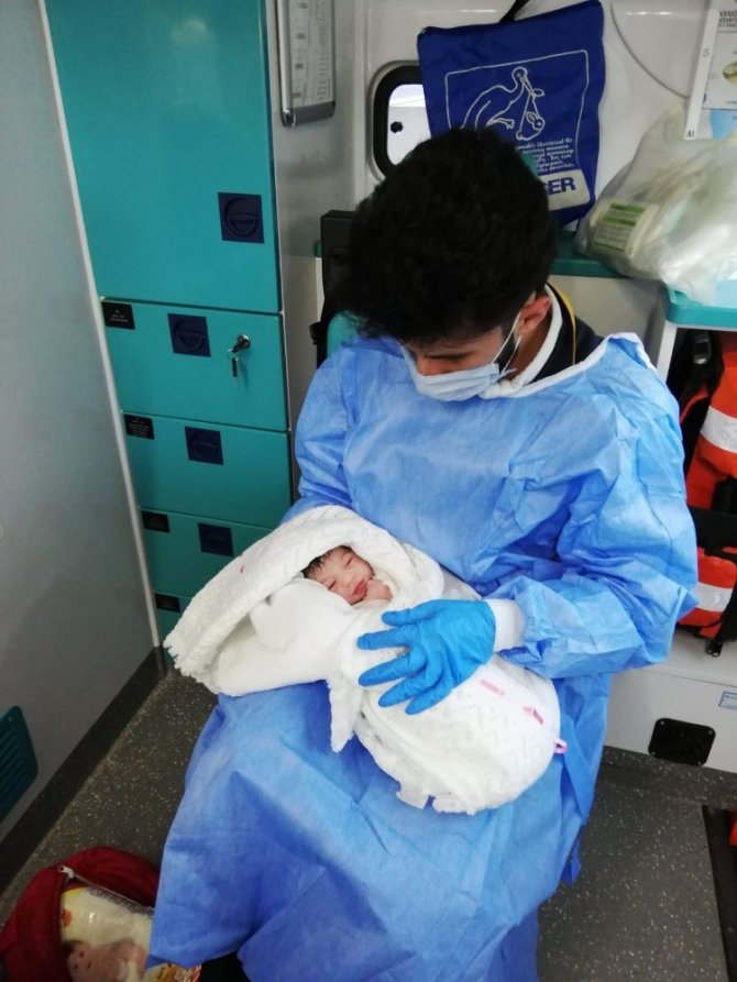 Yabancı uyruklu kadın ambulansta doğum yaptı