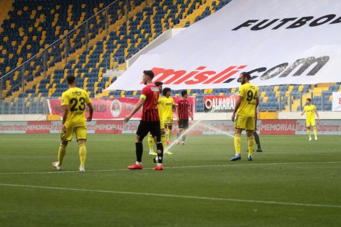 Gençlerbirliği-Fenerbahçe maçında ilginç an