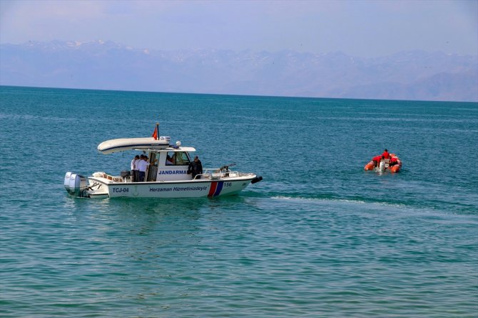 Van Gölü'nde kaybolan tekneyi arama çalışmaları sürüyor