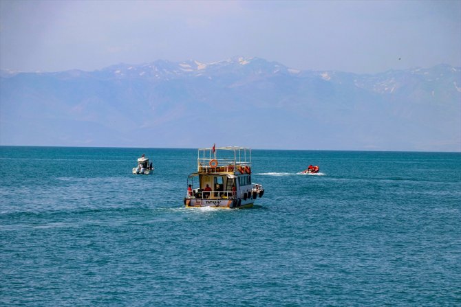 Van Gölü'nde kaybolan tekneyi arama çalışmaları sürüyor