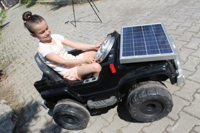 Atık malzemelerle kızına güneş panelli akülü araç yaptı