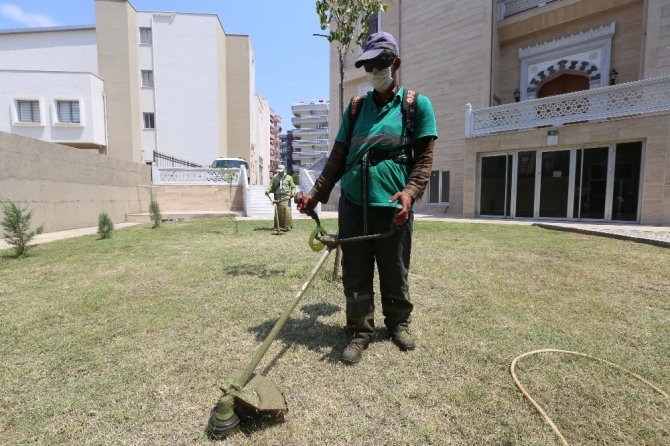 Efeler Belediyesi İl Müftülüğü’nde yeşil alan temizliği yaptı