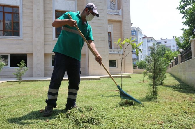 Efeler Belediyesi İl Müftülüğü’nde yeşil alan temizliği yaptı