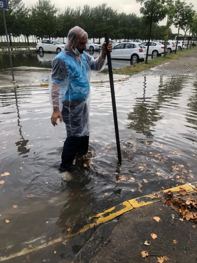 İzmit’te 2 saatte metrekareye 62 kilogram yağış düştü