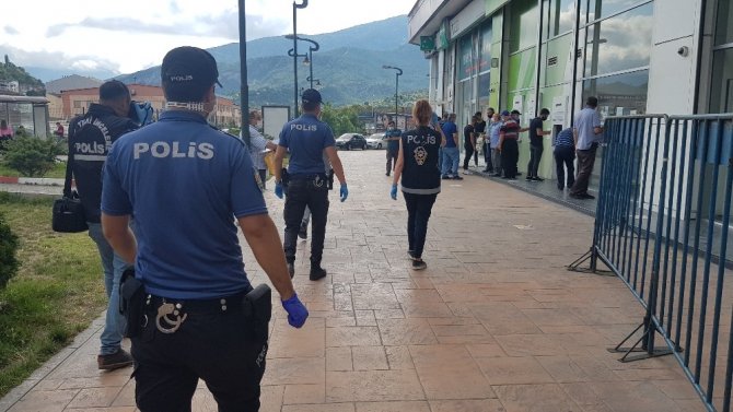 Karabük’te vatandaşlara sosyal mesafe ve maske uyarısı yapıldı