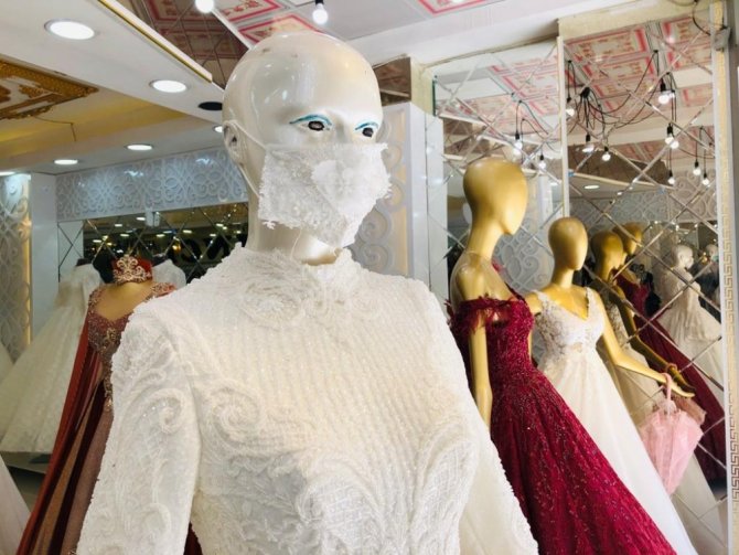 Mardin’de bir işletmeci gelinliklere uygun maske üretiyor