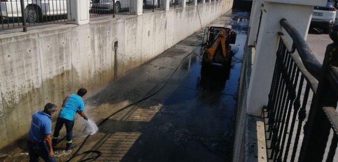 Marmaris’te temizlik ekipleri ilçenin dört bir yanında çalışmalarını sürdürüyor