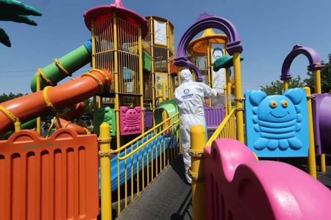 Şahinbey’de parklar dezenfekte ediliyor