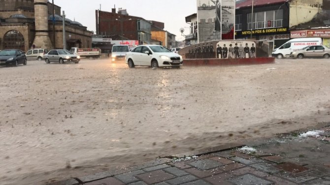 Sivas’ta kuvvetli yağış ve dolu etkili oldu