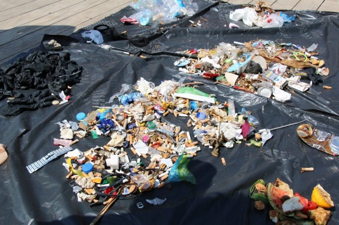 Sahili kirleten maske, plastik ve metal atıklar ile sigara izmaritleri toplanıp sergilendi