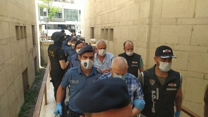 Bursa’da FETÖ’nün ’Gaybubet Evleri’ne yapılan operasyonda gözaltına alınan eski daire başkanı ve 14 kişi adliyeye sevk edildi