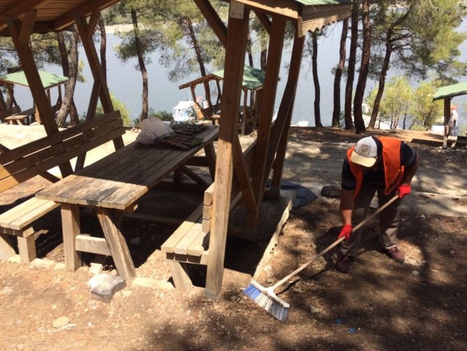 Sorumsuz piknikçilerin kirlettiği kanyonu belediye temizledi