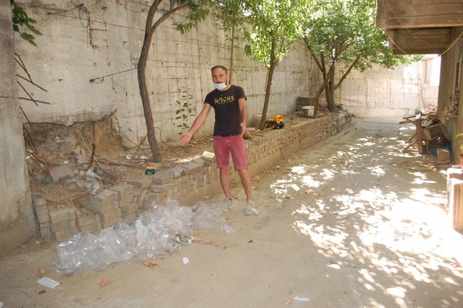 Evinin bahçesi çöplüğe dönen vatandaş: "Havadan mı geliyor bu çöpler"