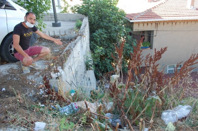 Evinin bahçesi çöplüğe dönen vatandaş: "Havadan mı geliyor bu çöpler"