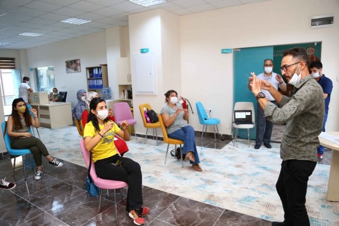 Aksaray Belediyesi tarafından açılan işaret dili kurslarında eğitimler devam ediyor