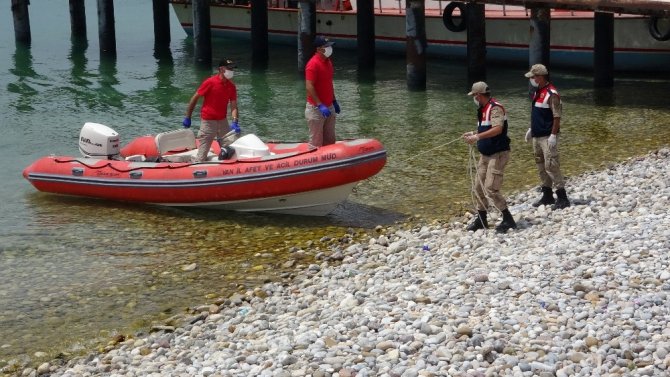 Van Gölü’nde batan tekneden cesetler çıkarılıyor