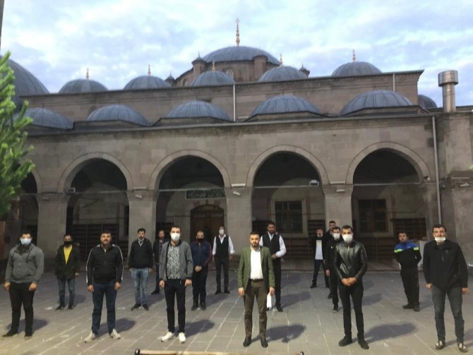 AK Partili gençler Kars’ta şükür namazı kıldı