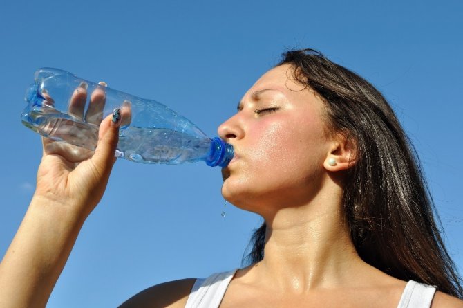 Kavurucu sıcakta aşırı su içmek tehlikeli