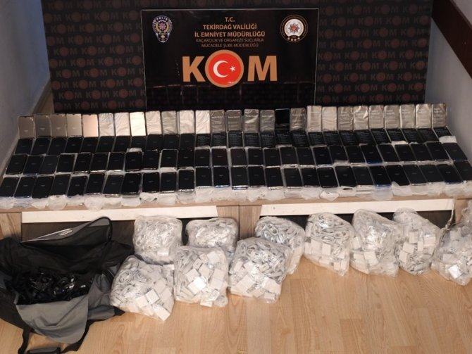 İstanbul’a giden araçtan yüzlerce kaçak telefon çıktı