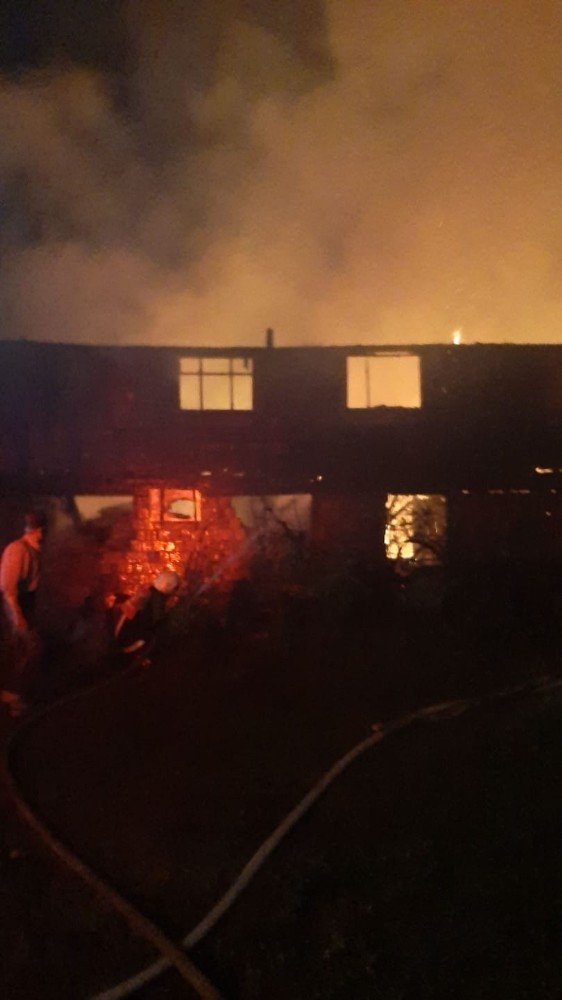Kastamonu’da iki ev yangında küle döndü