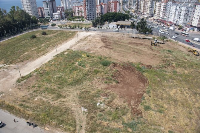 Mersin’deki metruk ve mezbele haline gelen boş araziler temizleniyor